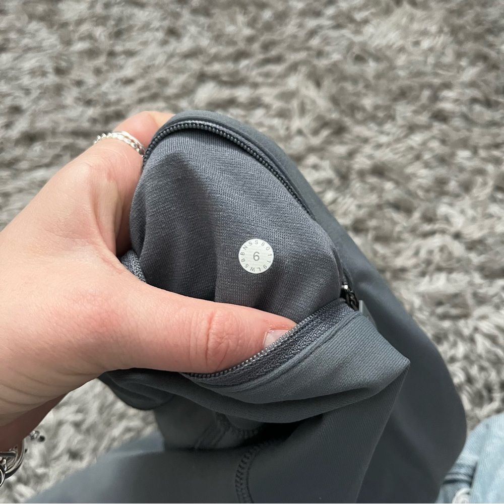 Lululemon zeroed in leggings 27” size 6 - Picture 4 of 6